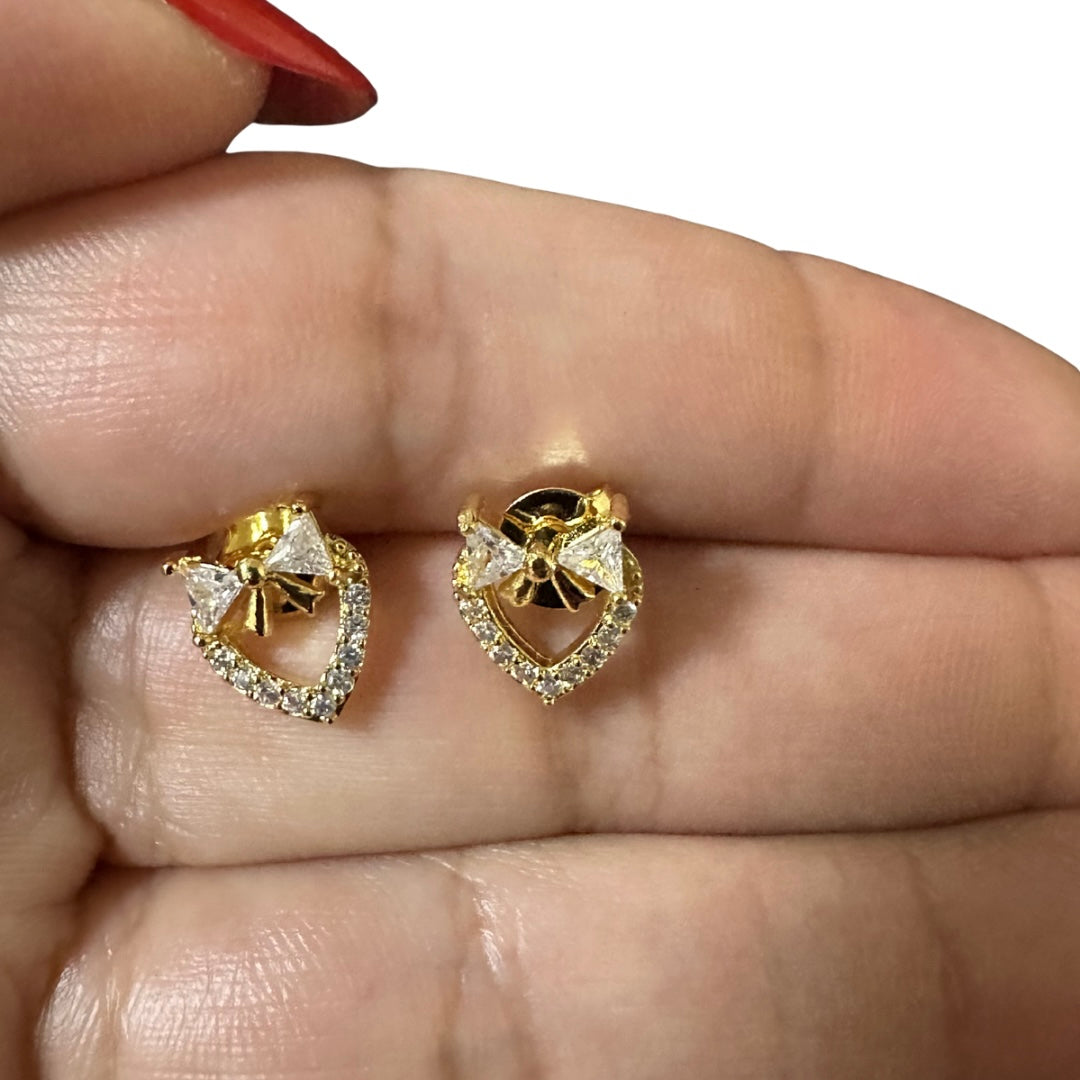 Brinco laço coração vazado cravejado em zircônia Premium