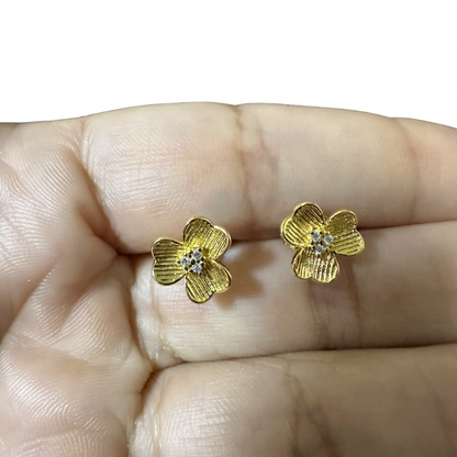 Brinco flor três pétalas texturizada Premium
