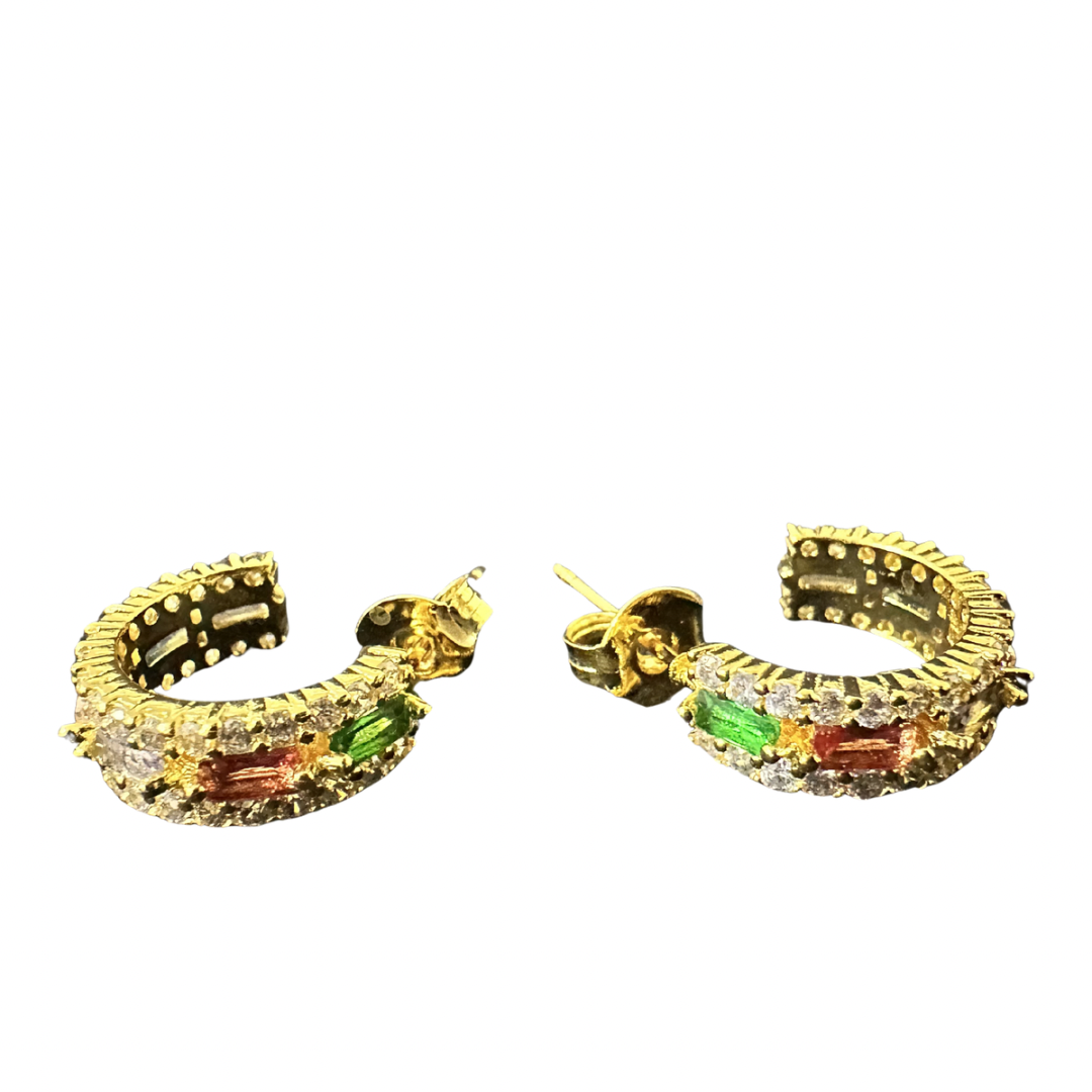 Brinco meia argola cravejada com zircônia cúbicas e baguete colorida Premium