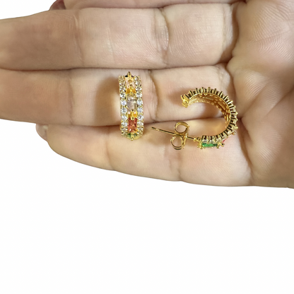 Brinco meia argola cravejada com zircônia cúbicas e baguete colorida Premium