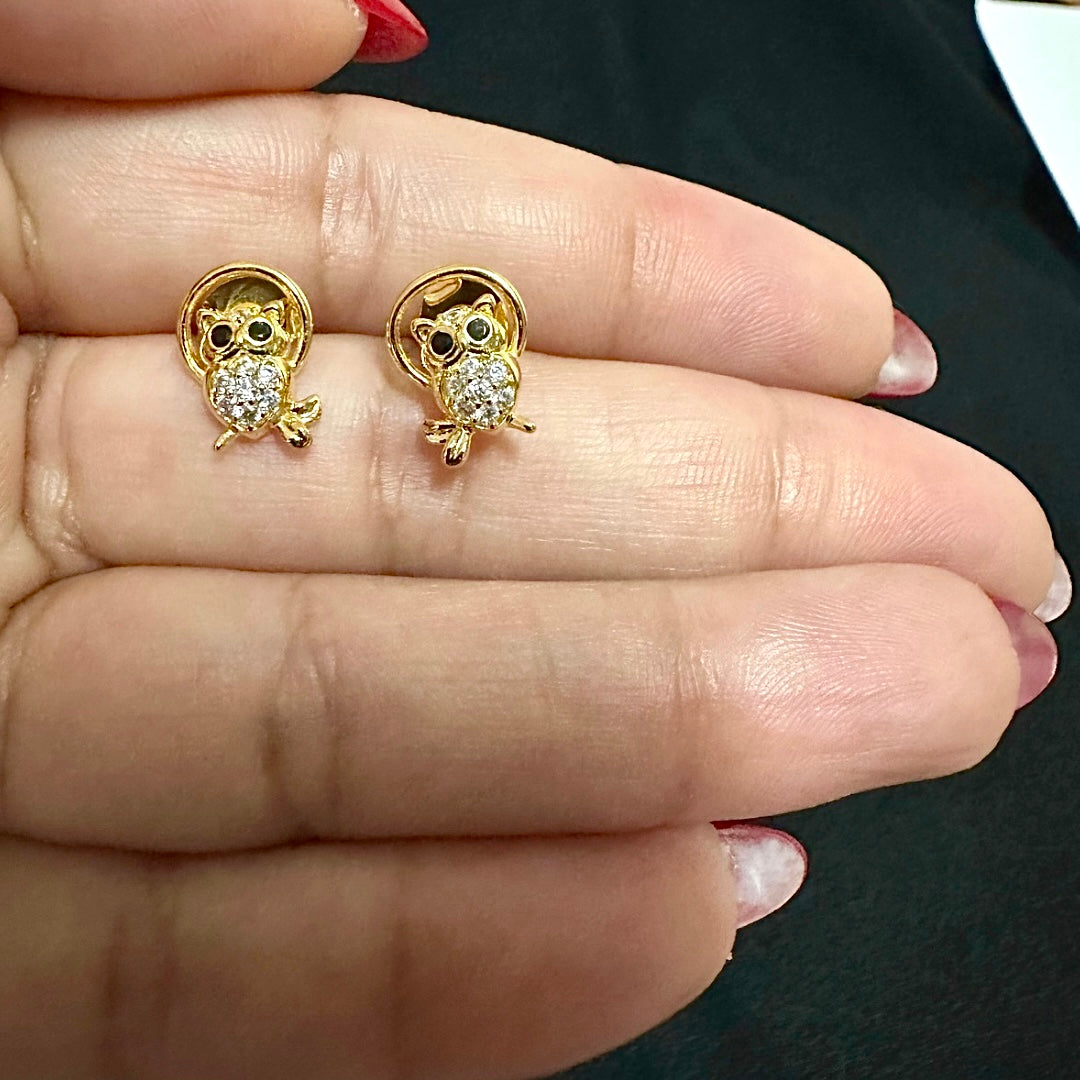 Brinco Coruja zircônia cravejada e zircônia preta Premium